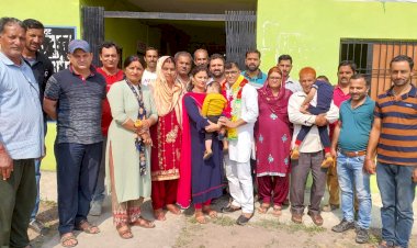 पुलिस ऑर्केस्ट्रा बैंड हॉरमनी ऑफ  द पाइंस के गायक मनमोहन शर्मा का स्वागत