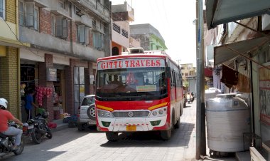 निजी बसें लगा रही है शहर के प्रमुख मार्ग पर जगह-जगह जाम