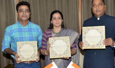 मुख्यमंत्री ने चम्बा कशीदाकारी पर लिखित पुस्तक का विमोचन किया