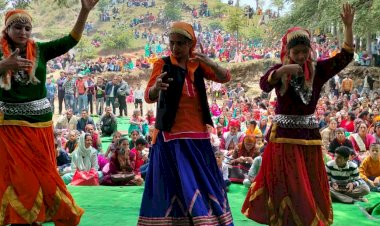 नुक्कड़ नाटक के माध्यम से सिरमौर के ग्रामीण क्षेत्रों में कलाकारों ने सरकार की योजनाओं की दी जानकारी