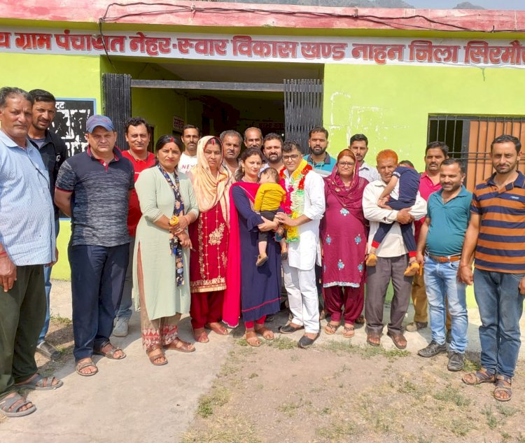 पुलिस ऑर्केस्ट्रा बैंड हॉरमनी ऑफ द पाइंस के गायक मनमोहन शर्मा का स्वागत