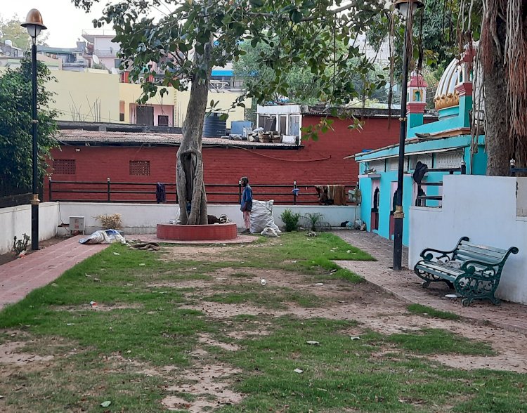 कबाडिऐ ने जमा रखा है कब्जा -लखदाता पीर के नजदीक बने पार्क की हालत बिगड़ रही है