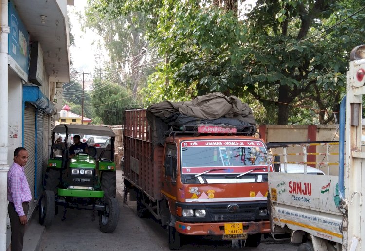 अवैध पार्किंग: शहर की अंदरूनी सड़क ों पर बनी मुसीबत