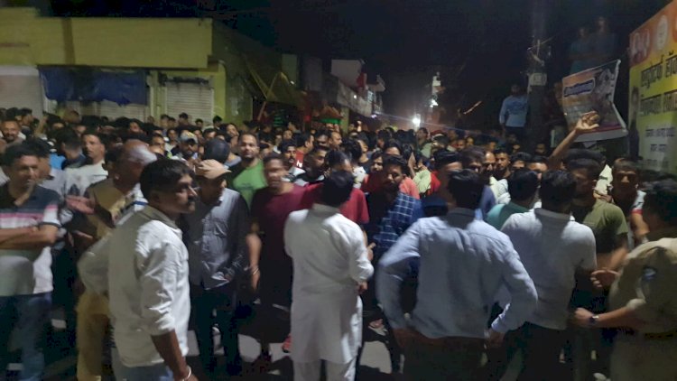 सोशल मीडिया पर शिवलिंग को लेक र अभद्र टिप्पणी: बीती रात दोनों समुदाय के सैकड़ों लोग माजरा पुलिस थाने के बाहर जमा