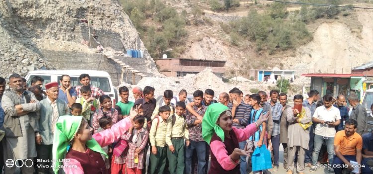 देखा सरकारा दा कमाल हो विकास गीत के माध्यम से लोक कलाकारों द्वारा जिला में सरकारी योजनाओं की दी जा रही है जानकारी