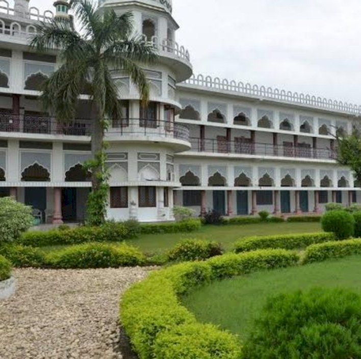 मदरसा क़ादरिया मिस्सरवाला के हाजीपुर रेलवे स्टेशन पर चाइल्ड हेल्प लाइन ने उतार लिए आठ छात्र
