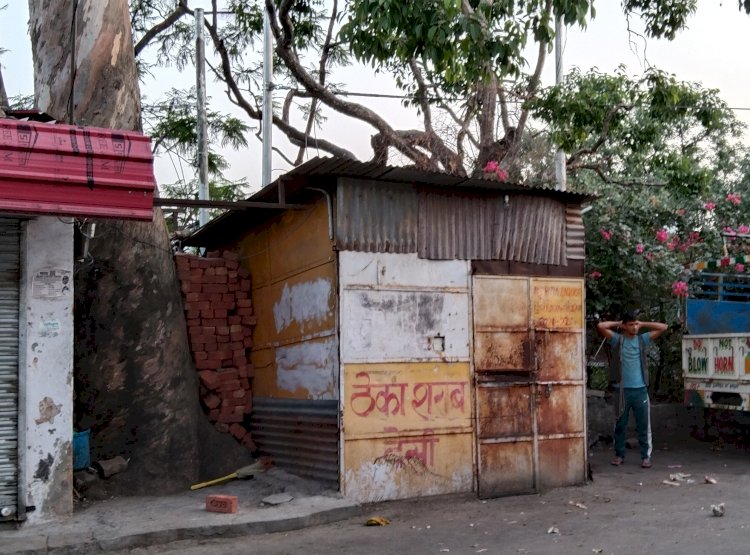 कालीस्थान तालाब के नजदीक शराब का ठेका का शिफ्ट नही हआ तो सीधी क ारवाई करगें