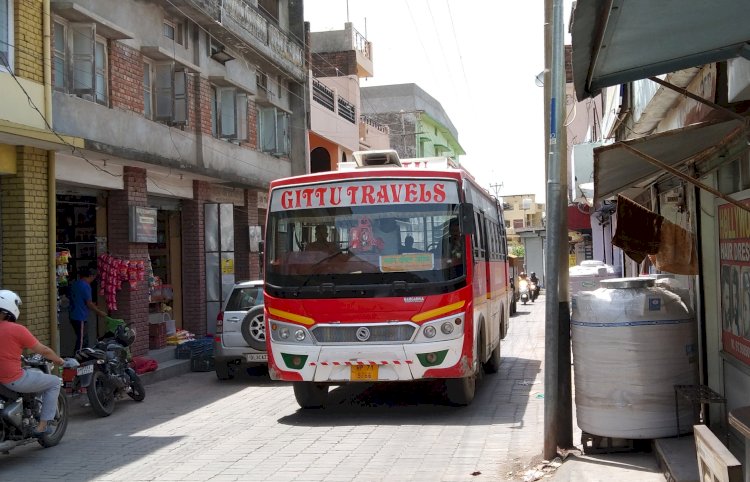 निजी बसें लगा रही है शहर के प्रमुख मार्ग पर जगह-जगह जाम