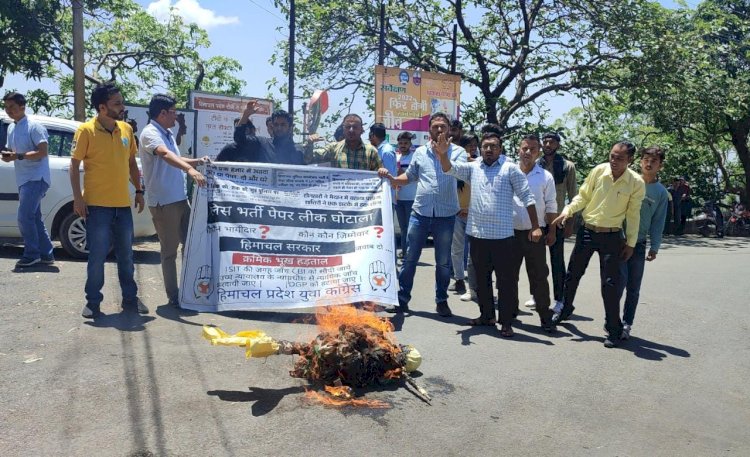 पुलिस पेपर लीक में ------ युवा कांग्रेस ने फूंका डीजीपी का पुतला