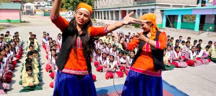 सिरमौर में कलाकारों ने नुक्कड़ नाट्क के माध्यम से गुडिया हेल्पलाईन शक्ति बटन ऐप व होशियार सिंह हेल्पलाइन-1090 के बारे में दी जानकारी