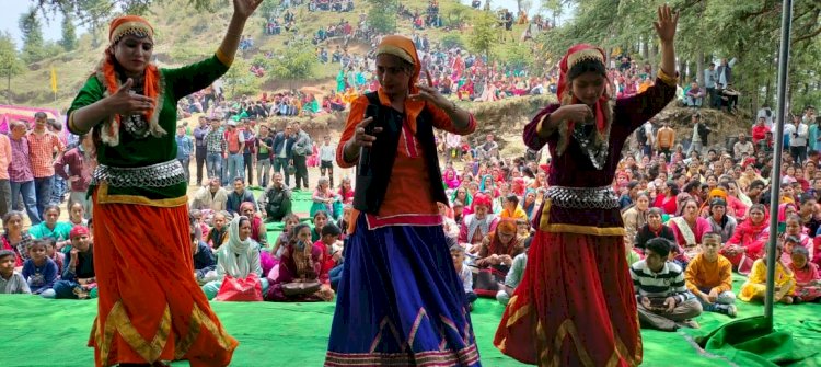 नुक्कड़ नाटक के माध्यम से सिरमौर के ग्रामीण क्षेत्रों में कलाकारों ने सरकार की योजनाओं की दी जानकारी