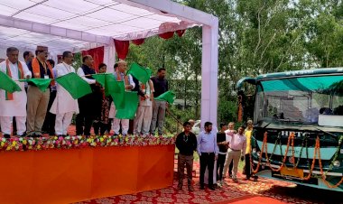 मुख्यमंत्री ने हिमाचल पथ परिवहन निगम की बसों के नए बेड़े को हरी झंडी दिखाकर रवाना किया