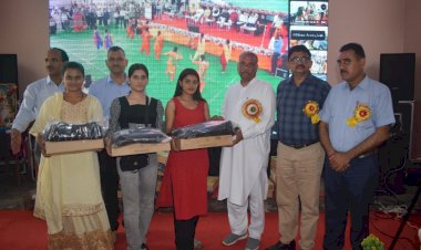 सुखराम चौधरी डा बिंदल और रीना कश्यप ने मेधावी विद्यार्थियों को वितरित किए लैपटॉप