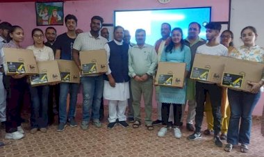 सिरमौर में  करियर अकादमी के विद्यार्थियों ने सबसे ज्यादा 131 लैपटॉप झटके