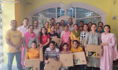 ए.वी.एन के होनहार बच्चों की मिले लैपटॉप