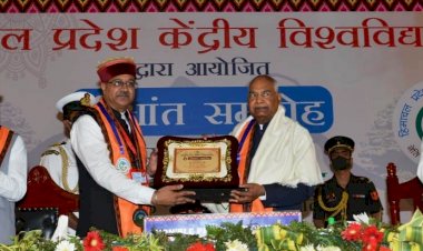 राष्ट्रपति राम नाथ कोविंद ने हिमाचल प्रदेश केन्द्रीय विश्वविद्यालय के मेधावी छात्रों को स्वर्ण पदक प्रदान किए