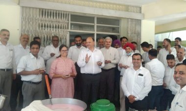 निर्जला एकादशी पर जिला बार एसोसिएशन की ओर से शीतल पेय वितरित