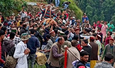 शिरगुल महाराज मंदिर खरोटियों में पारम्परिक वाध्ययंत्रों के साथ खुनेवड़ रस्म के साक्षी बने सैकड़ों लोग