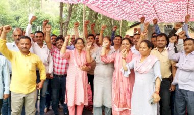 जिला परिषद कर्मियों के बाद अब पंचायत सचिवों ने शुरू किया कलम छोड़ आंदोलन