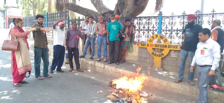 सीपीआईएम ने महंगाई का पुतला फूंका, सरक ार के खिलाफ जमकर नारेबाजी क ी