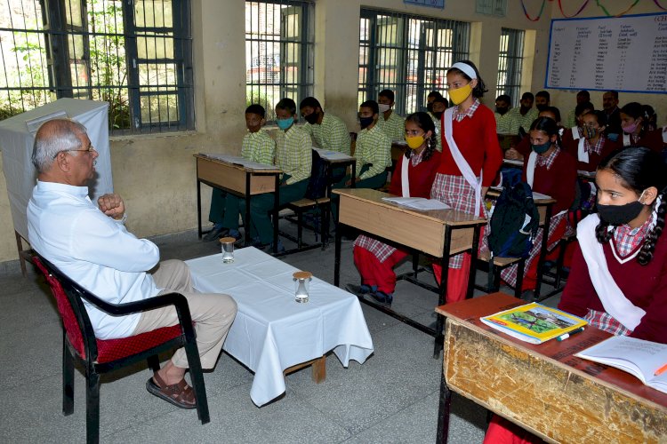 राज्यपाल ने राजकीय वरिष्ठ माध्यमिक पाठशाला बल्देयां के बच्चों से किया संवाद