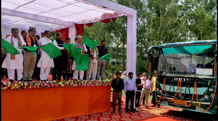 मुख्यमंत्री ने हिमाचल पथ परिवहन निगम की बसों के नए बेड़े को हरी झंडी दिखाकर रवाना किया