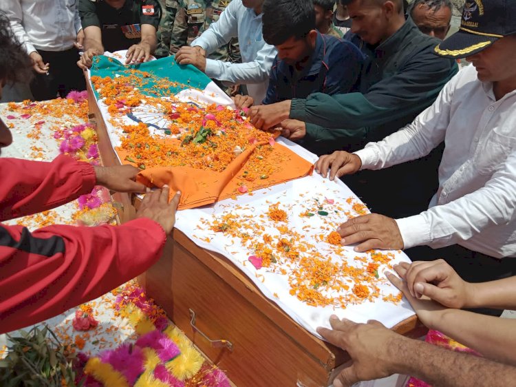 सैन्य सम्मान के साथ पंचतत्व में विलीन हुए सैनिक टीका राम