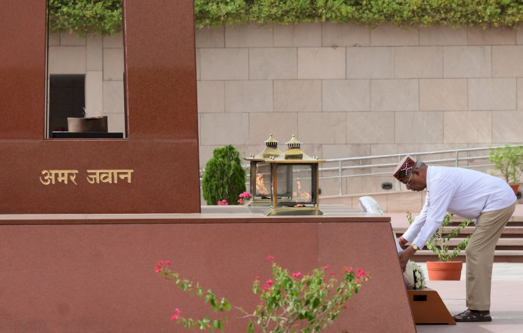 राज्यपाल ने राष्ट्रीय युद्ध स्मारक का दौरा किया