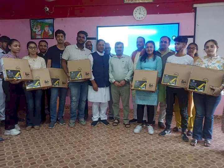 सिरमौर में करियर अकादमी के विद्यार्थियों ने सबसे ज्यादा 131 लैपटॉप झटके