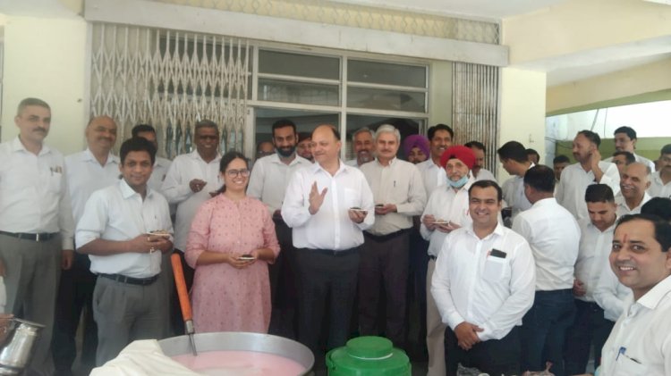 निर्जला एकादशी पर जिला बार एसोसिएशन की ओर से शीतल पेय वितरित