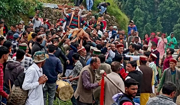 शिरगुल महाराज मंदिर खरोटियों में पारम्परिक वाध्ययंत्रों के साथ खुनेवड़ रस्म के साक्षी बने सैकड़ों लोग