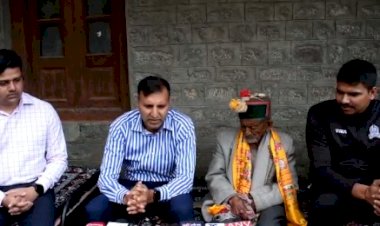 105 साल के हुए देश के पहले मतदाता श्याम सरण नेगी , बधाई देने पहुंचे डीसी और एसपी