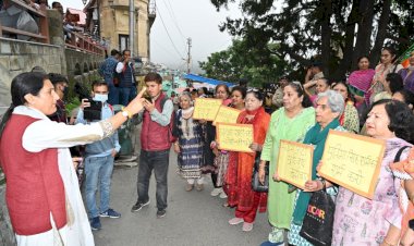 प्रतिभा सिंह के बयान पर भड़की भाजपा महिला मोर्चा , डीसी ऑफिस के बाहर किया प्रदर्शन , माफी मांगने की उठाई मांग