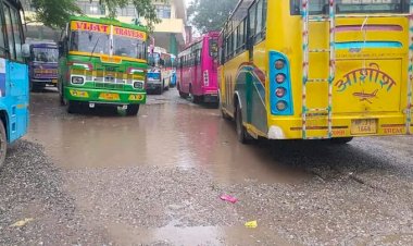 आईएसबीटी बस अड्डा तालाब बना पहली बरसात में