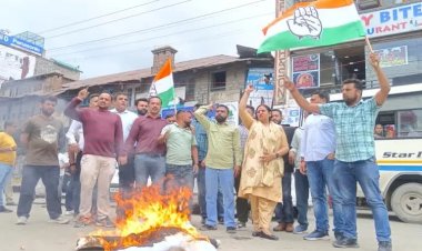 युवा कांग्रेस ने सोलन के सतपाल सत्ती का पुतला फूंका