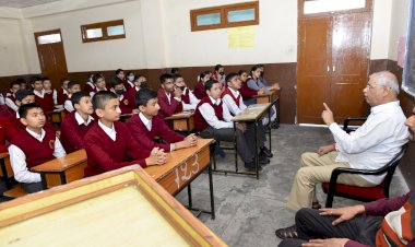 राज्यपाल ने शिमला के सरस्वती विद्या मन्दिर पाठशाला के विद्यार्थियों के साथ संवाद किया