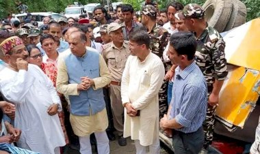 मुख्यमंत्री ने कुल्लू बस दुर्घटना स्थल का दौरा किया पीड़ितों से भेंट कर संवेदना व्यक्त की