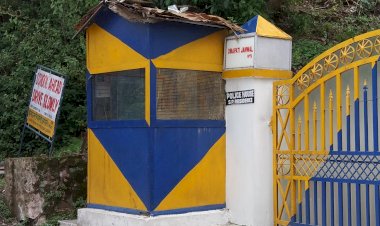 पुलिस अधीक्षक के सरकारी  निवास पर लगी सुरक्षा गुमटी टपक रही है