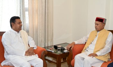 भाजपा के राष्ट्रीय प्रवक्ता संबित पात्रा दिल्ली रवाना होने से पहले सर्किट हाउस शिमला में पूर्व मुख्यमंत्री प्रो प्रेम कुमार धूमल से मिले।