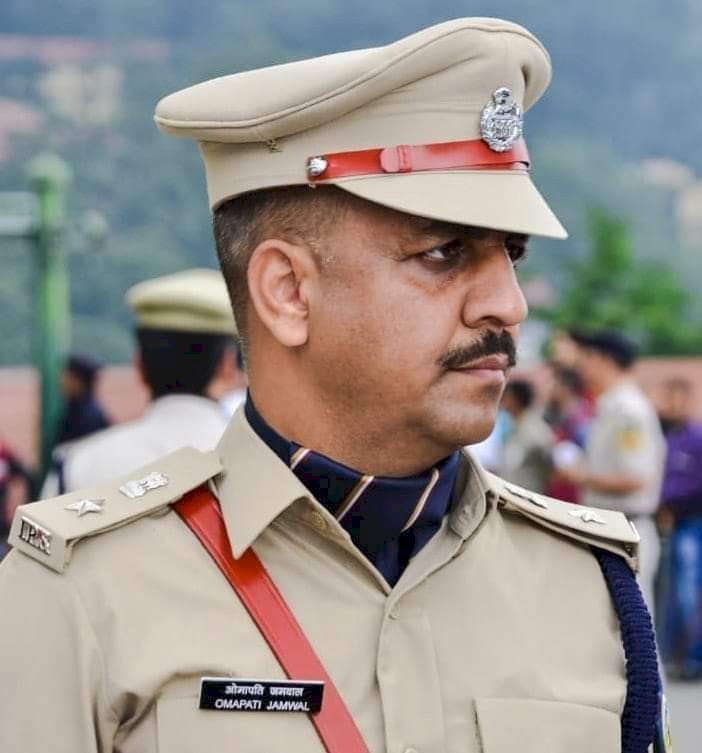मोगीनंद में बर्तन की दुकान में राहगीरों को दडा-सट्टा खेलाने वाला हिरासत में