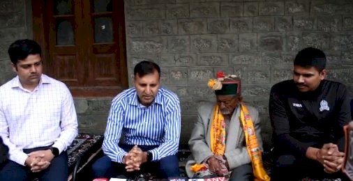 105 साल के हुए देश के पहले मतदाता श्याम सरण नेगी , बधाई देने पहुंचे डीसी और एसपी