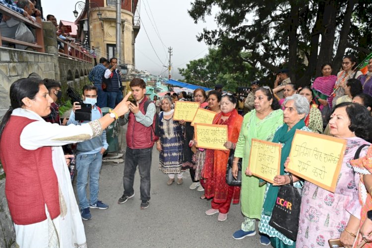 प्रतिभा सिंह के बयान पर भड़की भाजपा महिला मोर्चा , डीसी ऑफिस के बाहर किया प्रदर्शन , माफी मांगने की उठाई मांग