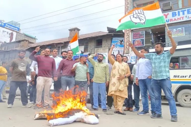 युवा कांग्रेस ने सोलन के सतपाल सत्ती का पुतला फूंका