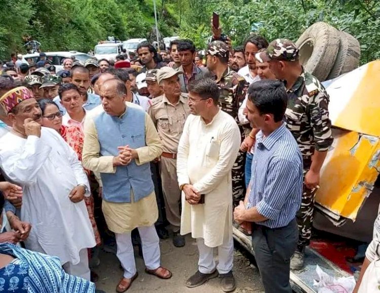 मुख्यमंत्री ने कुल्लू बस दुर्घटना स्थल का दौरा किया पीड़ितों से भेंट कर संवेदना व्यक्त की