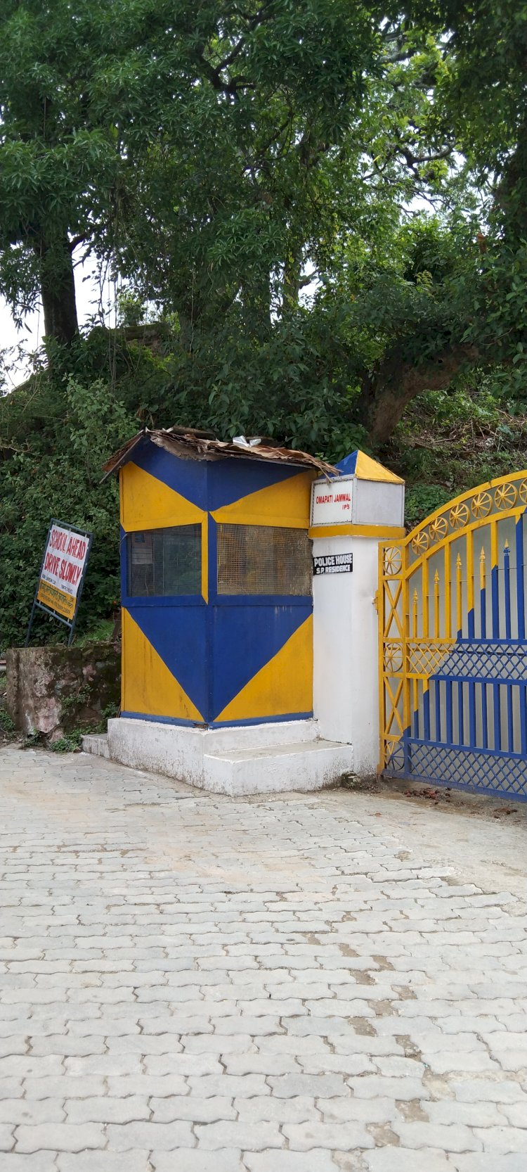 पुलिस अधीक्षक के सरकारी निवास पर लगी सुरक्षा गुमटी टपक रही है