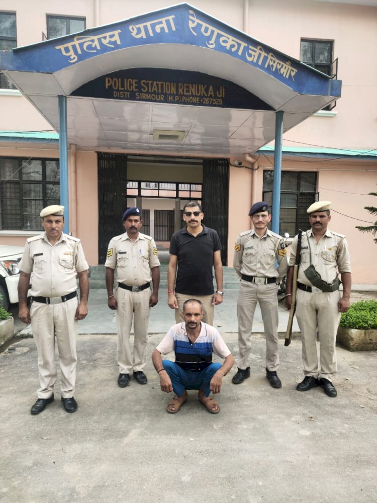 पुलिस ने ददाहू में एक नकली सीबीआई अधिकारी को दबोचा आरोपी हेम राज पुत्र दीप राम निवासी बलग पंचकुला हरियाणा से