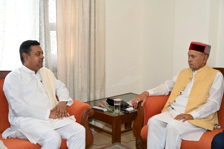 भाजपा के राष्ट्रीय प्रवक्ता संबित पात्रा दिल्ली रवाना होने से पहले सर्किट हाउस शिमला में पूर्व मुख्यमंत्री प्रो प्रेम कुमार धूमल से मिले।
