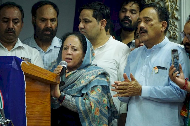किरनेश जंग की पीठ थपथपा गई प्रदेश कांग्रेस अध्यक्ष प्रतिभा सिंह