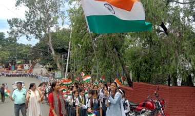 आजादी के 75 वें वर्ष के उपलक्ष्य में आयोजित अमृत उत्सव में ए वी एन स्कूल ने निकाली तिरंगा यात्रा ....