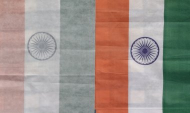 एक तरफ  प्रिंट हुए तिरंगे बेचे जा रहे हैं